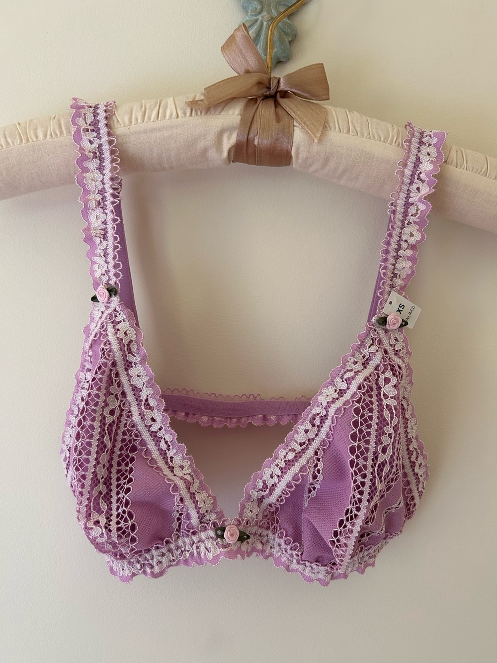 VS PINK “Pink Wink” Lavender Lace Bralette w/ 3D Rosettes
Size: XS
NWT
